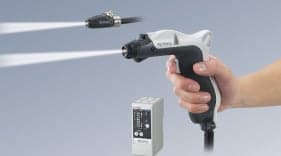 使用案例(1):在气压枪附件上安装静电消除器,可以同时进行空气吹扫和静电消除。通过填充强力空气,还能一并吹掉灰尘。